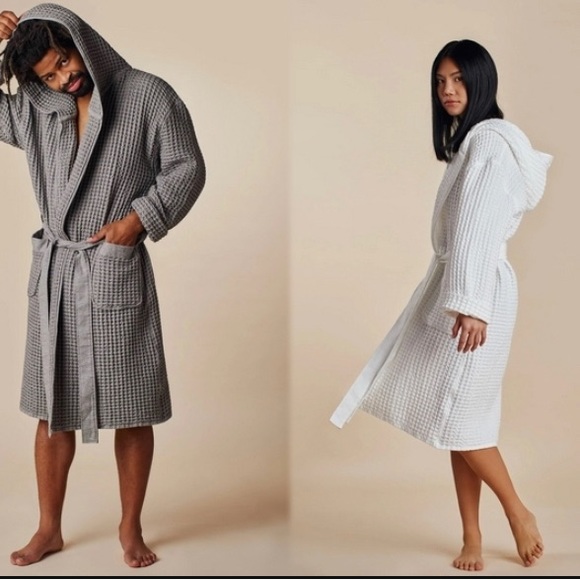 Onsen’s crazy absorbent, extra soft waffle weave in a robe made for lounging. - Picture 4 of 7